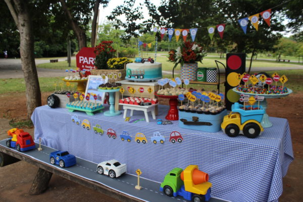 Léo e o caminhão  Festa de caminhão, Festa infantil carrinhos, Festa  infantil em casa