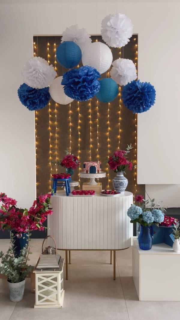 Mesa do Bolo, flores, doces e decoração aérea