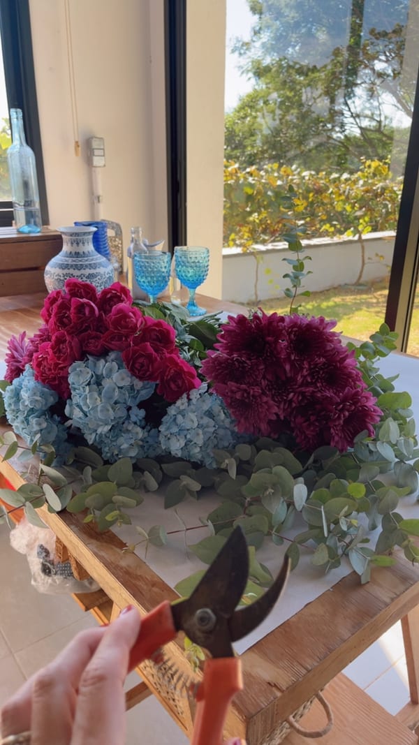 Hora de fazer os arranjos de flores
