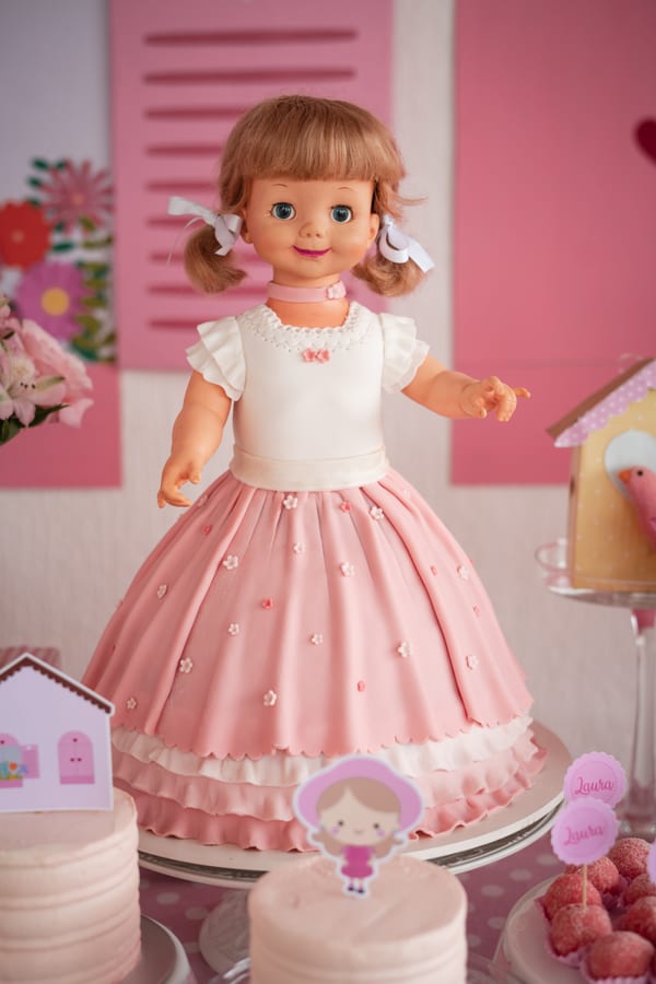 O bolo foi feito com uma boneca dos anos 80 e a saia é toda de bolo, feito pela Elaine Russo